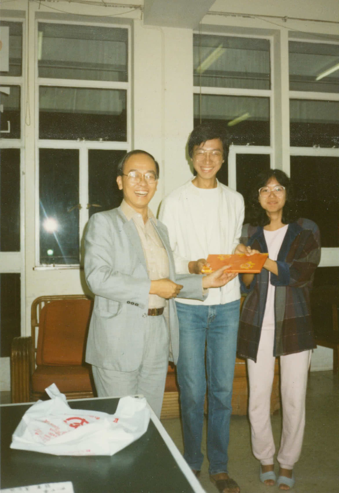 左为陈佐才牧师，前神学组主任。