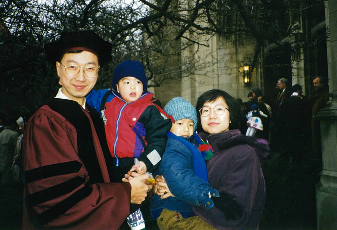 1999年，陈佐人在芝加哥大学获得博士学位。