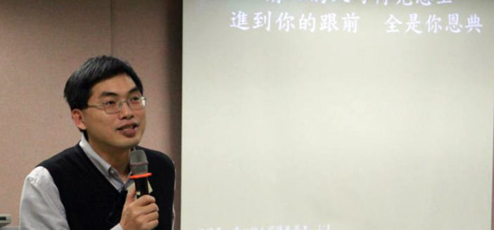 回首恩典路,憑信踏一步 回首恩典路,憑信踏一步