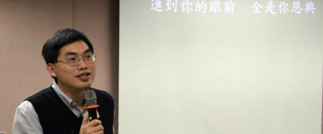 回首恩典路,憑信踏一步