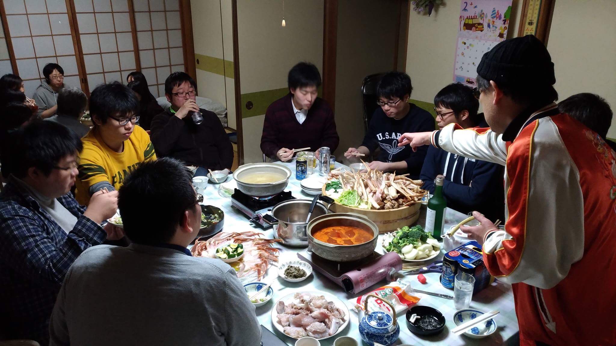 美恩和年青人打成一片，上圖是和他們往兵庫縣北部品嚐長腳蟹的一次火鍋聚會。