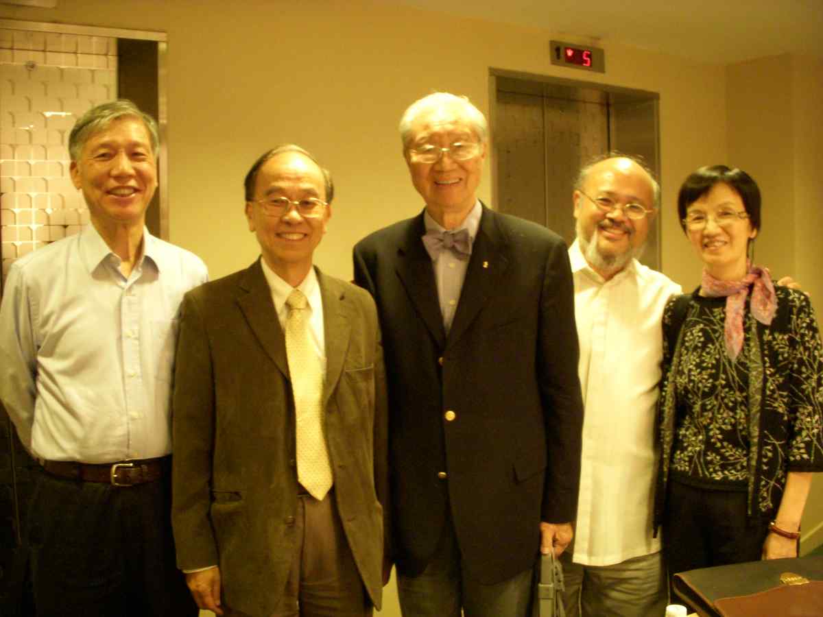 第一届「周年牧养研讨会」跟本院前神学组主任陈佐才法政牧师、前院长卢龙光牧师合照。