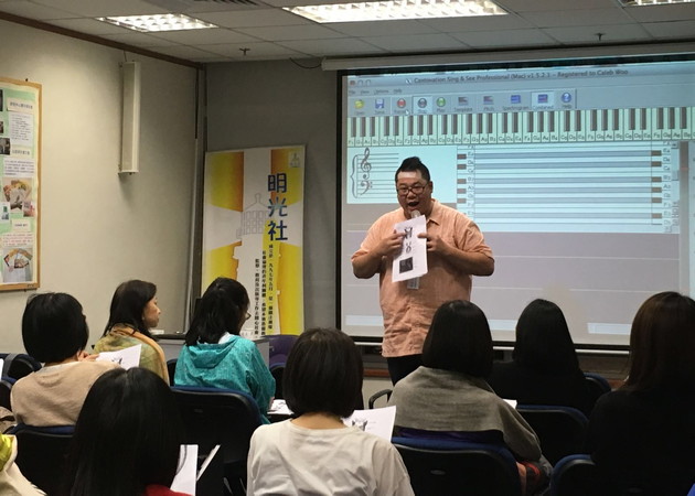 日常生活中,胡永正愛和非信徒分享音樂,分享福音。