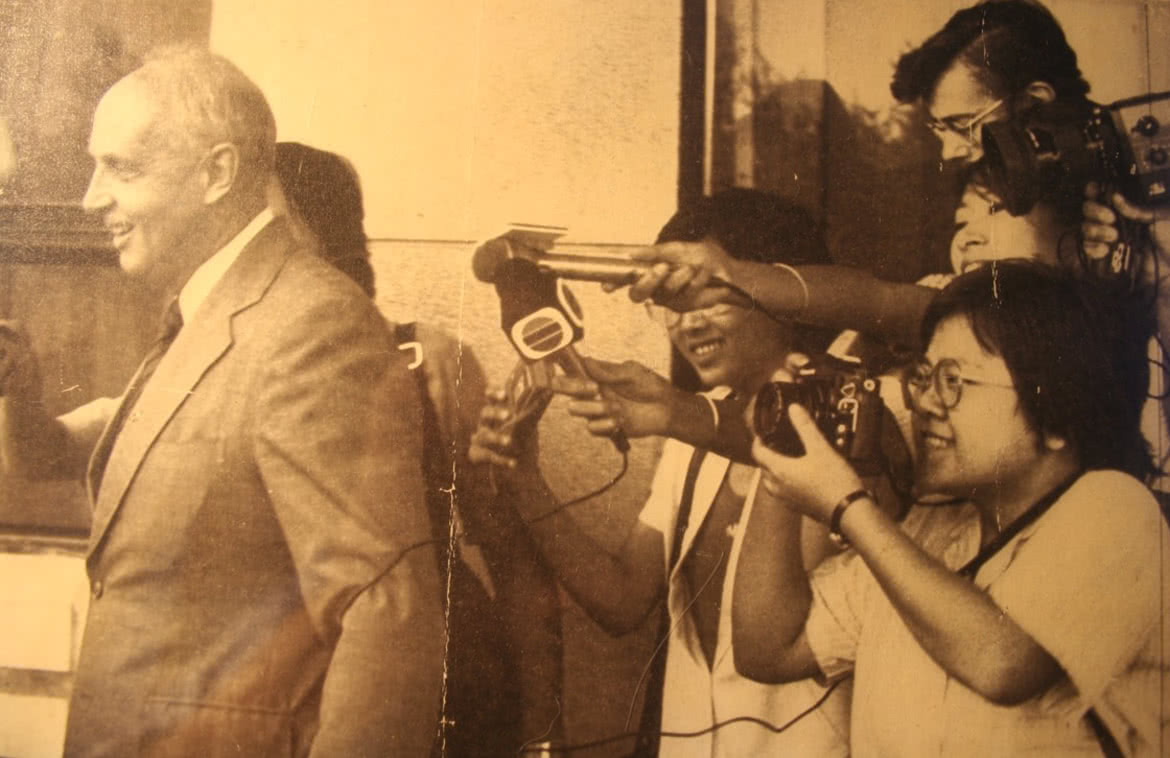 1983年7月,她在北京機場採訪,左為前港督尤德。
