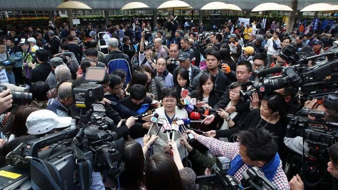 2014年「企硬反灭声」行动，岑倚上街示威接受传媒访问