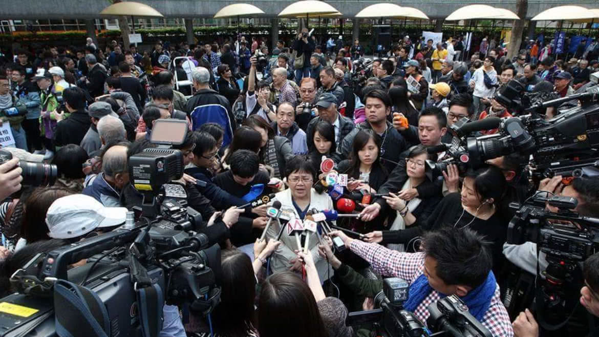 2014年「企硬反滅聲」行動,岑倚上街示威接受傳媒訪問
