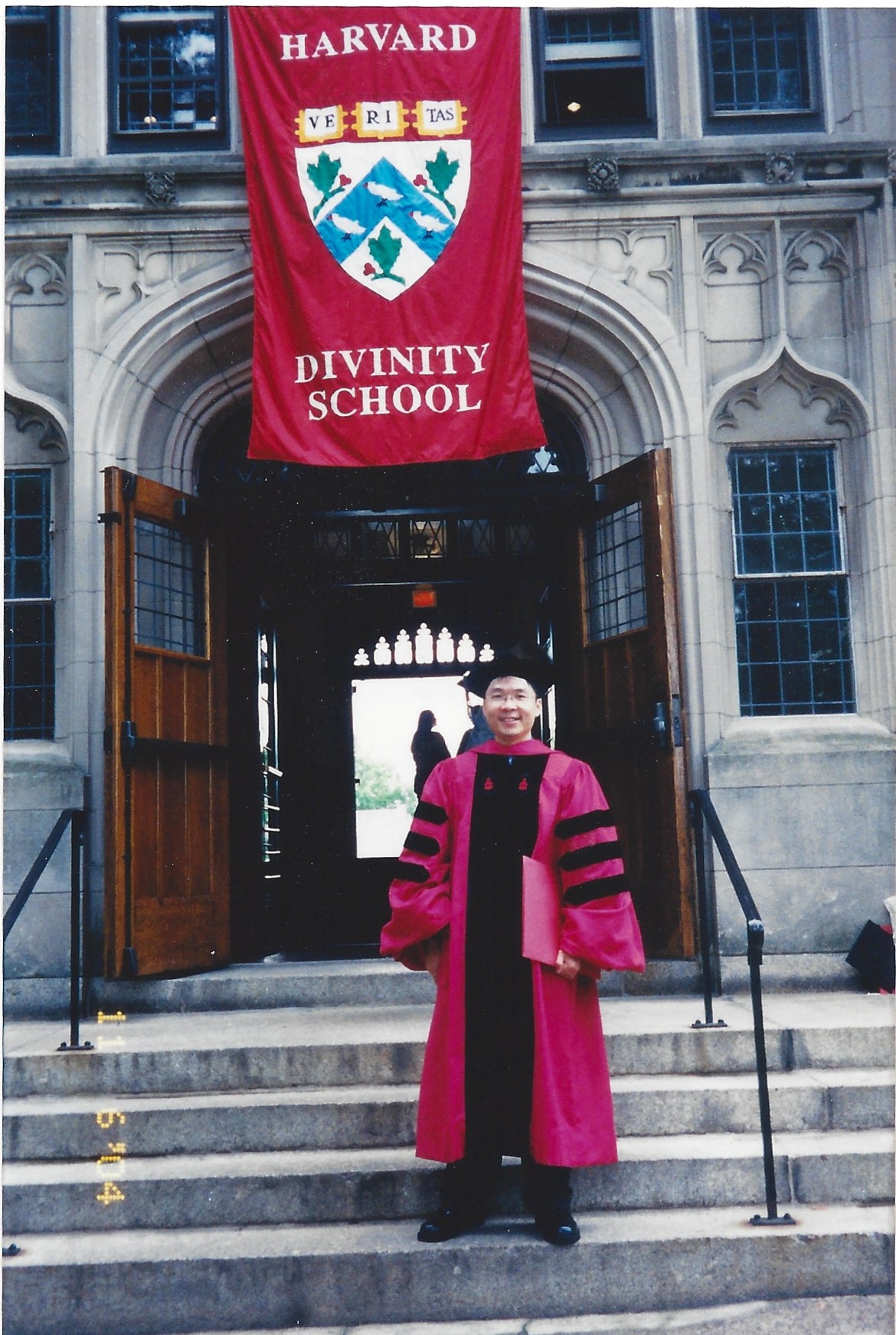 2004年，美国哈佛大学神学博士毕业。
