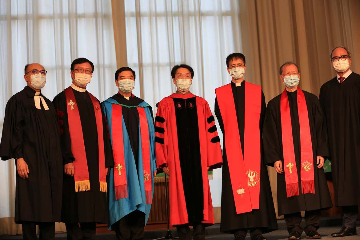 葉菁華教授在院長就職禮中獲四個支持宗派代表及崇基學院代表按手差遣,及後他們合照。左起為基督教香港崇真會總牧朱永生牧師、香港基督教循道衞理聯合教會會長林崇智牧師、神學校董會主席蘇成溢牧師,新任院長葉菁華教授、五旬節聖潔會香港副總監督潘耀倫牧師、中華基督教會香港區會副總幹事蒲錦昌牧師、崇基學院校董會副主席侯運輝先生。