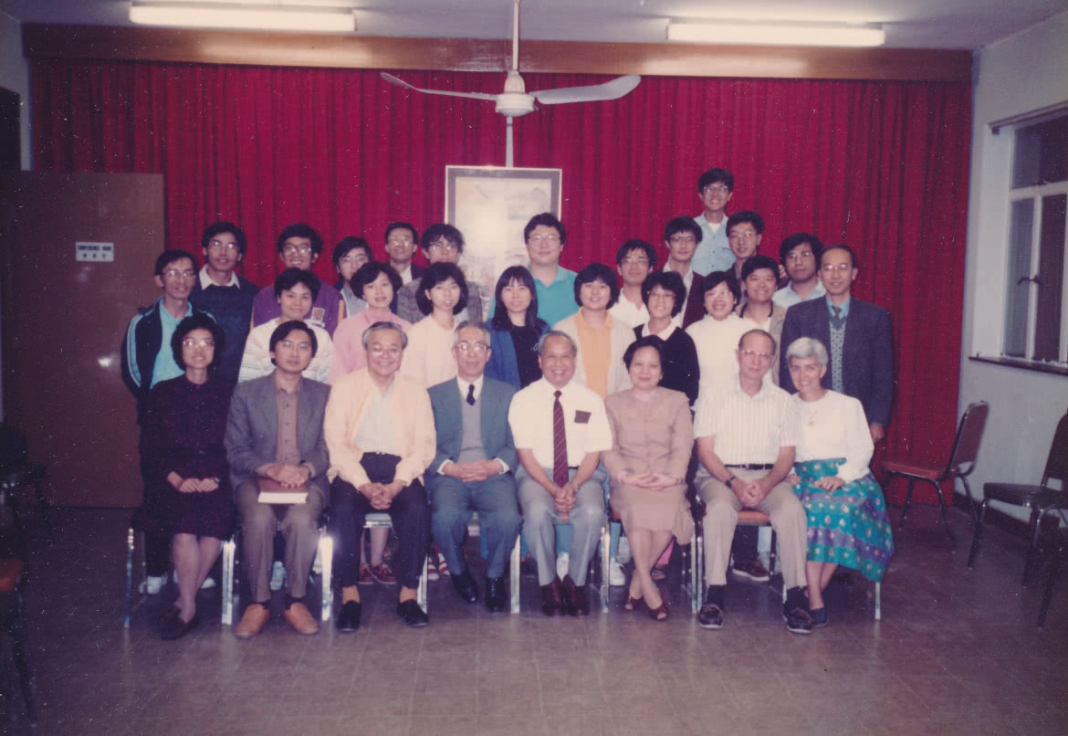 在崇基神學院讀書的日子,潘玉娟指郭佩蘭老師(前排左一)對她影響至深,開闊了她的眼界。圖中是一張大合照,是神學院的老師們和同學們。前排右四右三為周天和牧師和師母;左三為沈宣仁博士,左二為江大衛老師;二排右一是陳佐才牧師。圖中師生超過三十人。