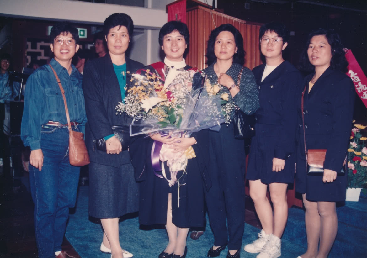 神道学学士毕业之日，五位姐姐一同道贺，潘玉娟逹成了姐姐们的心志，不负姐姐们对她的厚望。