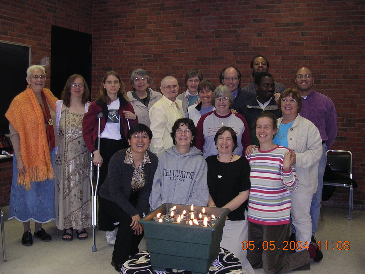 2004年,她前往美國波士頓Andover Newton Theological School 進修,認識了來自不同地方的同學。圖中她和很多外國學生一起拍照,近二十位有男有女,有不同年紀不同膚色和不同性別,女比男多,男人只有大約四個,大家都面露笑容,看得出潘牧師很享受在外國讀書的生活。