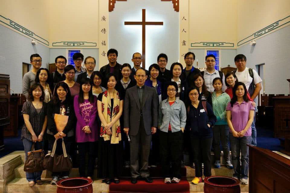 芷媛与神学院同学参观圣公会圣三一堂。