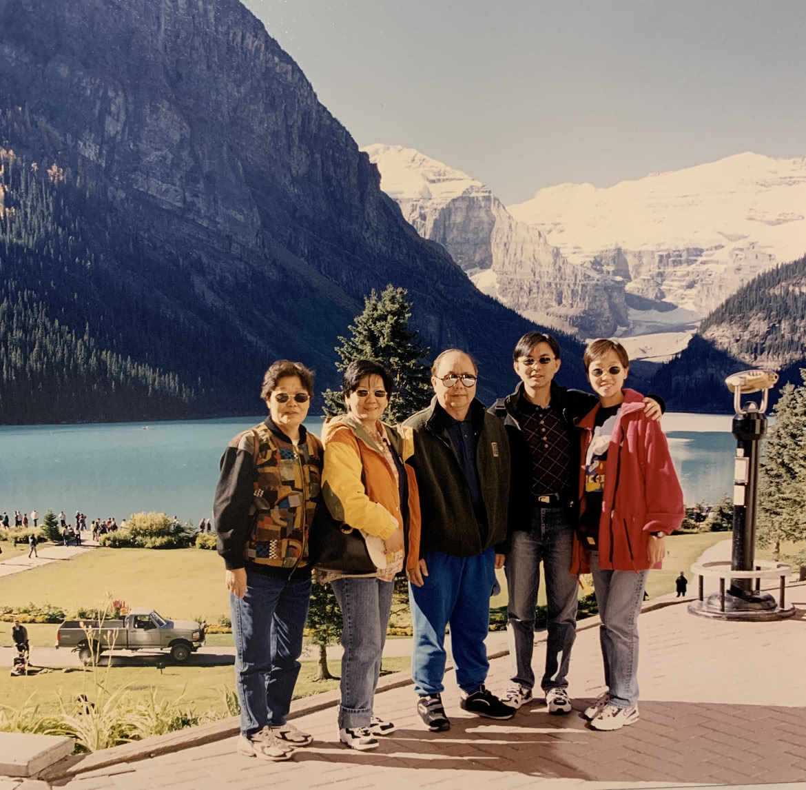 蜜月时，一对新人带着父母往加拿大度蜜月，摄于Alberta的班芙国家公园的露易丝湖（Lake Louise）