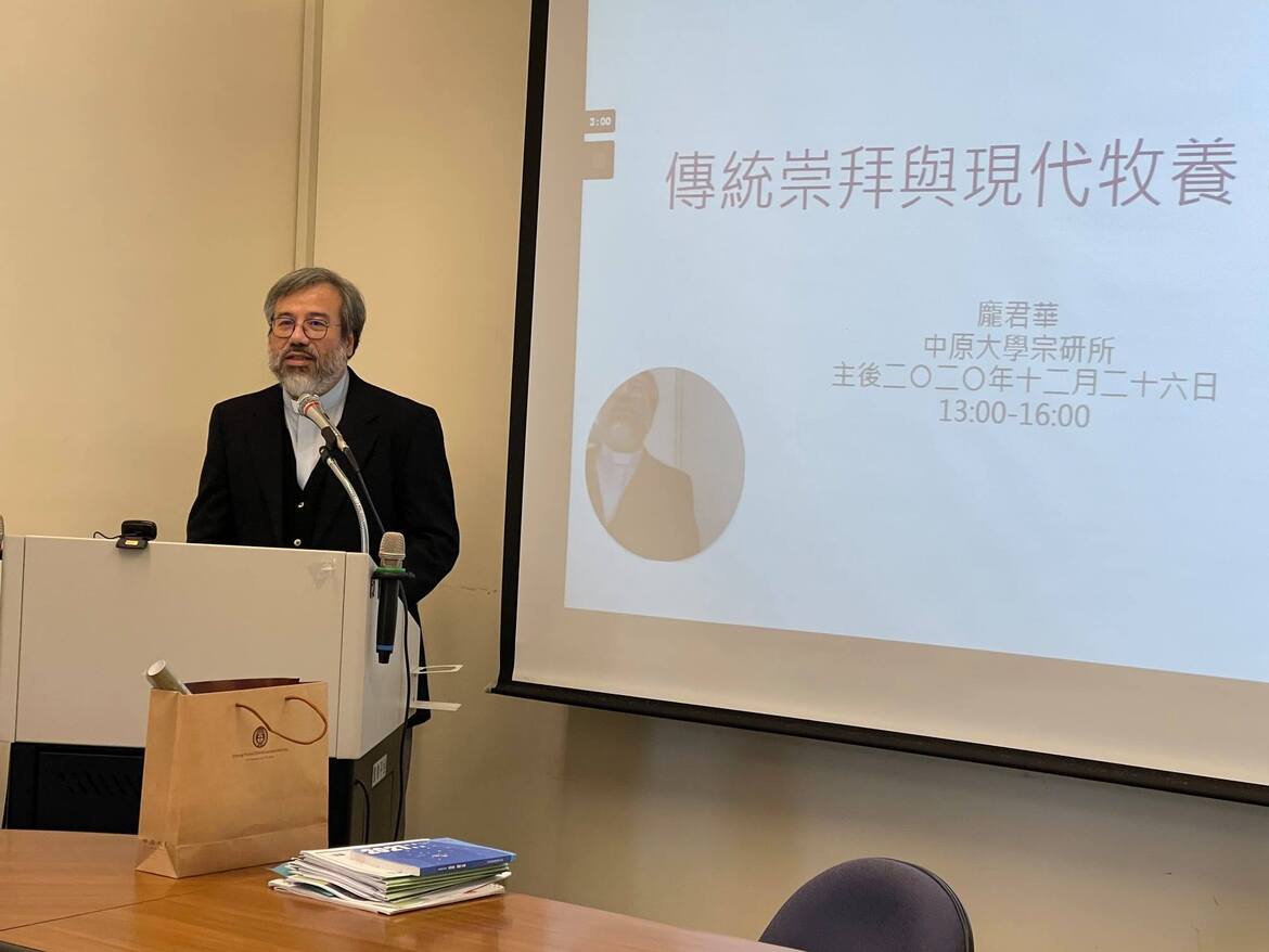 龐君華獲邀於不同大學講課,上圖攝於中原大學講課時,講題為「傳統崇拜與現代牧養」。