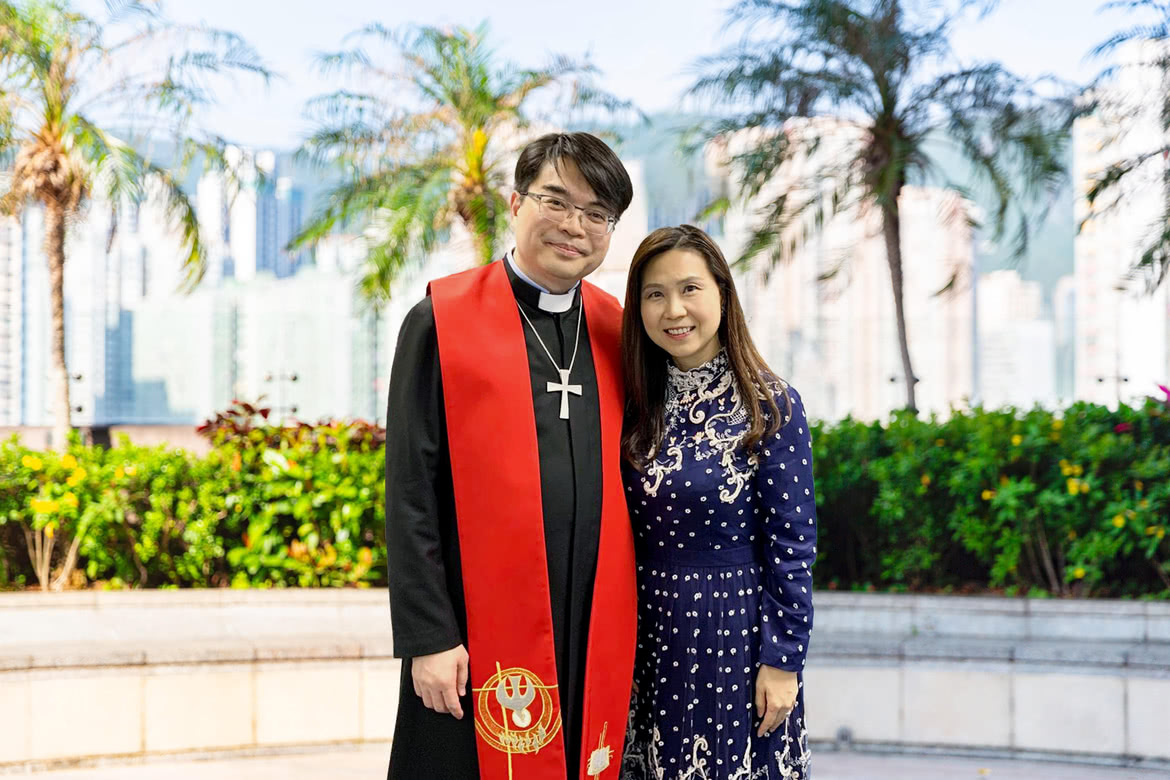 同於中文大學畢業的太太婚後在家照顧三個子女,和郭牧師於教會並肩事奉。