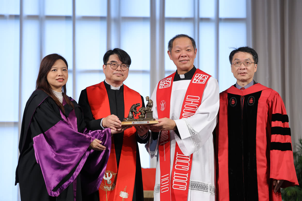 崇基学院副院长黄念欣教授(左一)、神学校董会主席郭志荣牧师(左二)、本院院长叶菁华教授(右一)颁发「耶稣为门徒洗脚像」模型予陈永超神父,以示感谢!